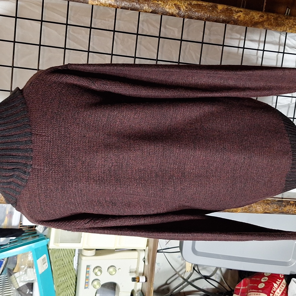 AMONGST OTHERS XL SWEATER. - Picture 3 of 6